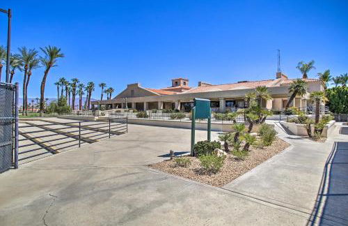Patio and Pool Access Stunning Palm Desert Townhome - Foto 23