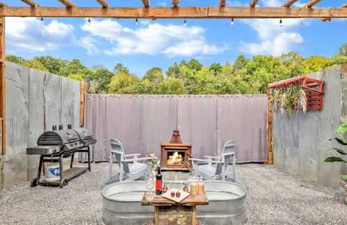 Meadow View Romantic Nature Stay w Barn, Outdoor Tub and Sauna - Foto 32