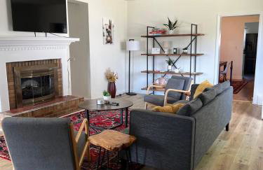 Spacious 4 BR 2BA Home with Bar and Fenced Yard - Foto 7