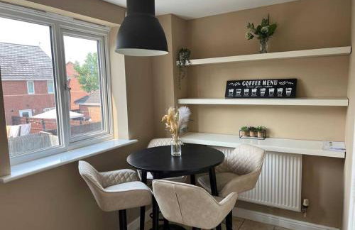 Large 4 Bedroom 3 Bathroom Town House with Secure Parking by Amazing Spaces Relocations Ltd - Foto 7