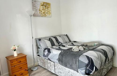 The Regent's Retreat - Modern 4-Bedroom Home - Photo 4