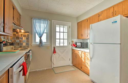 Cozy Postville Retreat with Fireplaces and Yard! - Foto 9