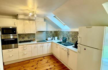 GITE DANINOU; meublé 3 chambres avec terrasse (1er étage du château) , salon et cuisine ouverte - Foto 3