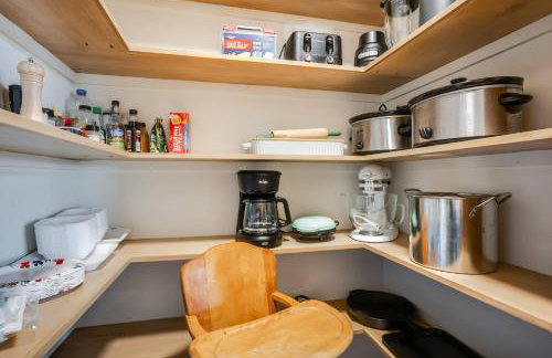 Modern Cabin Near Cheney Lake W Pool and Hot Tub - Foto 27