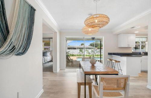 Stylish coastal retreat with Heated Saltwater pool - Foto 40