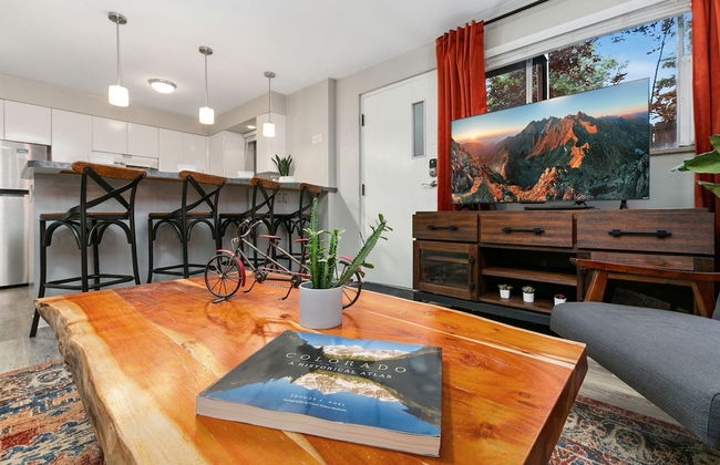 Brick Suite | Bright & Bold Retreat Near Old Town - Foto 15