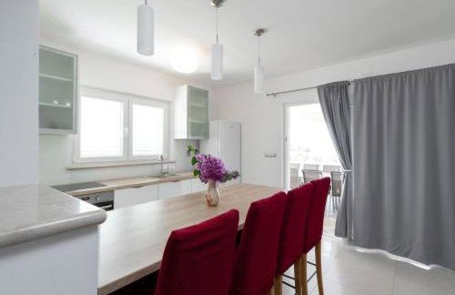 Modern Villa with Pool - Photo 6