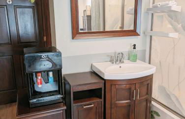Uptown area, Cozy king Suite, quiet and private, free parking, walk to restaurants - Foto 20