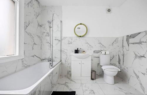 Parea Living - Hackney, 4-Bedroom Victorian House w Big Garden - Foto 33