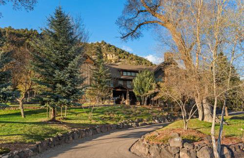 Luxe Artful Mountain Retreat with 4 King Suites, 8 Person Hot Tub and 3 Decks - Foto 43