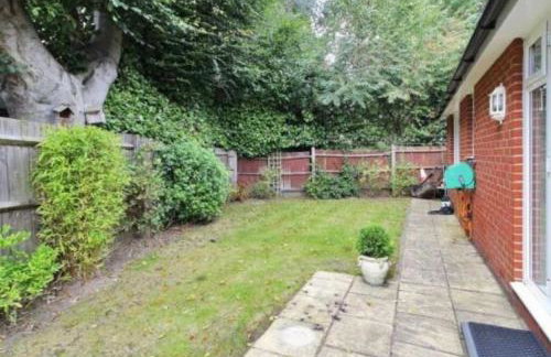 2 Bedroom-House-Sleeps 5 In Front Horley Station -Near Gatwick Airport - Foto 8