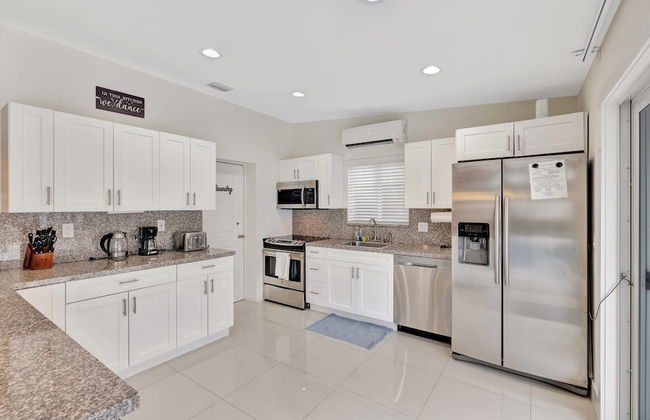 Waterfront Oasis w/ Enclosed Pool! - Foto 11