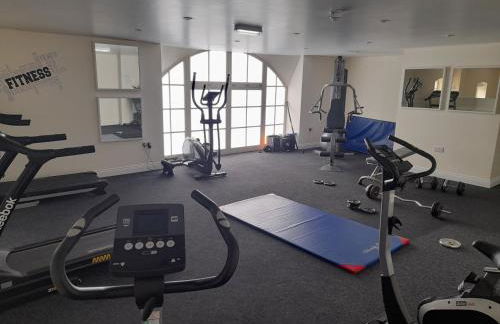 Old Brewery home with pool and gym access - Foto 29