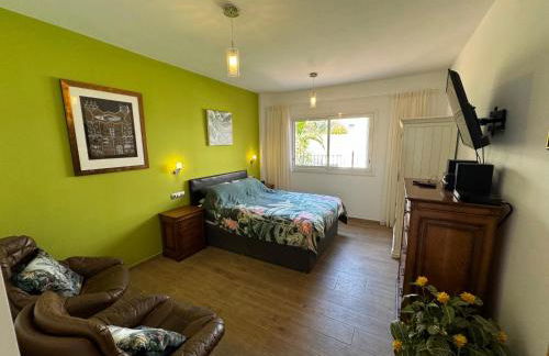 VILLA BLOSSOM in the beautiful area of Puerto Santiago Tenerife with 5 bedrooms for up to 10 guests private swimming pool and many other activities to entertain the family Secure parking for 2 cars and disabled access throughout - Foto 59