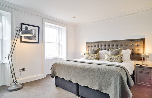 JOIVY Luxury George Street Apartments: Castle Suite - Photo 5