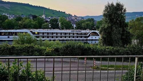 Elegant Apartment with Direct River View, Balcony and Parking in Bernkastel-Kues - Foto 3