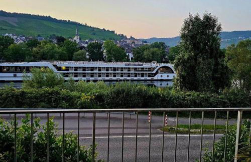 Elegant Apartment with Direct River View, Balcony and Parking in Bernkastel-Kues - Photo 3