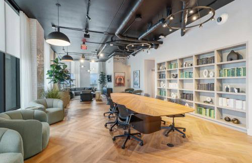 Downtown Condo with Den and Pool Access - Foto 64