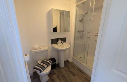 Large Modern House With Private Parking - Photo 114