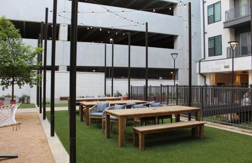 12 Min to Downtown with Pool, Balcony and Free Parking - Foto 7