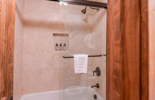 5th Floor 2BD 2BA Condo with Magnificent Views - Foto 18