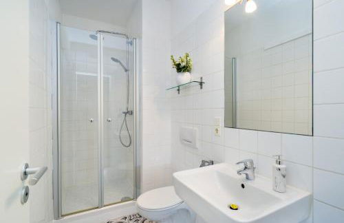 The Melchior, Luxury Industry Loft in Mitte, group & family friendly, 2 bath rooms, big dining table, ideal for 4 - 6 Guests - Foto 10