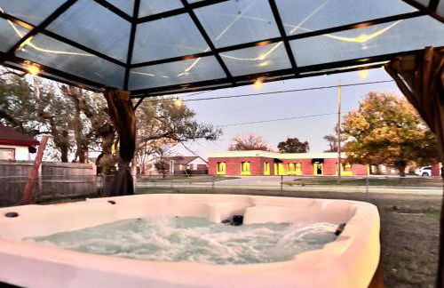 King, Gazebo & Private HotTub~ WestWichita - Photo 12