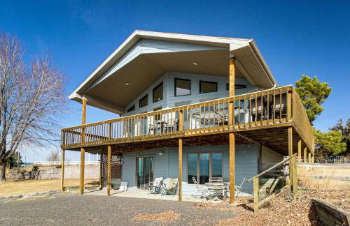 Deck with Lake Mac View! Spacious Family Retreat - Foto 1