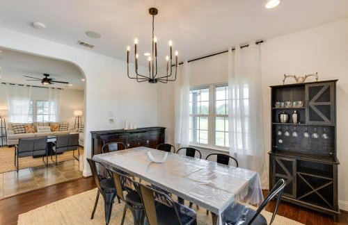 Unwind Fireside Wills Point Gem with Hot Tub and Pond - Foto 7