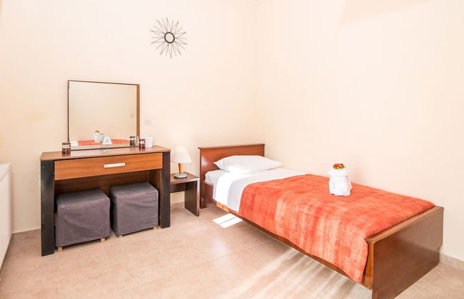 Cozy Family Home Near the Beach - Photo 3