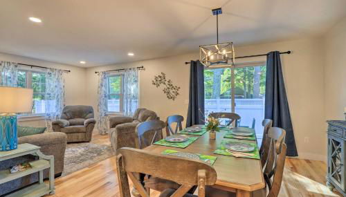 Sun-Dappled Retreat - Walk to Wickaboag Lake! - Foto 5