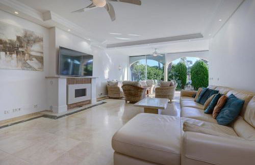 Large Ground Floor Apartment with Private Garden and Beach Access - Photo 25