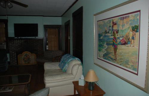 Old Time Beach Front Cottage - The Beach is your Backyard! Pet Friendly cottage - Photo 10