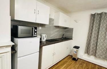 Ashsons Cosy Studio Apartment Free Parking For Car or Small Van Only - Photo 8