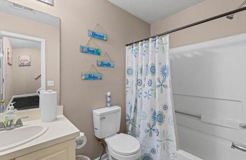 Spectacular Quiet Townhome with Modern Comfort - Foto 11