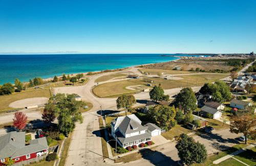 Dom Rodzinny Lakeview Getaway - Walk to Lake Huron - Photo 38