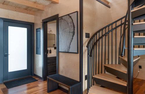 Designer A-Frame Treehouse with hot tub on river - Foto 18