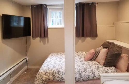 Central 2 bedroom unit with 3 beds and 3 large TVs - Photo 4