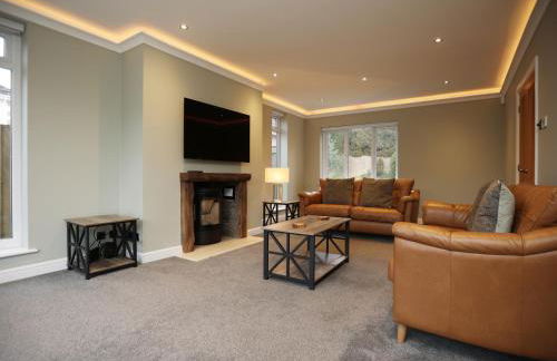 Is Y Coed Place By N And N Stays Ltd, Spacious 5 bed house in Wenvoe Cardiff, With Free Private Parking, Garden and WIFI - Photo 33