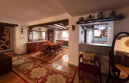 Comfortable Spacious Family House, Large Terrace and Garden, Beach and Bars - Photo 19