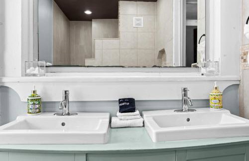 Elegant Manor w Private Yard & Modern Amenities - Foto 72