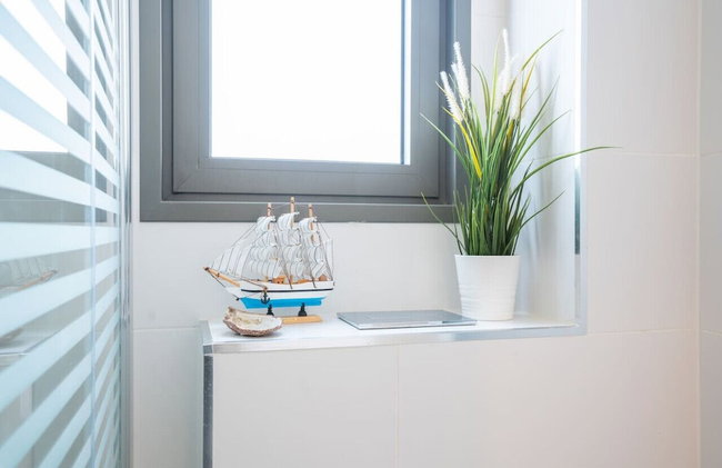 Stylish Seaside Escape with Balcony by Sea N' Rent - Foto 28