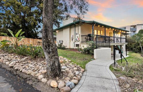 Entire Private Home with 4 Bedrooms 3 Bathrooms, King Bed, Big Yard, Prime Area, Ranch Style, Available Now - Photo 23