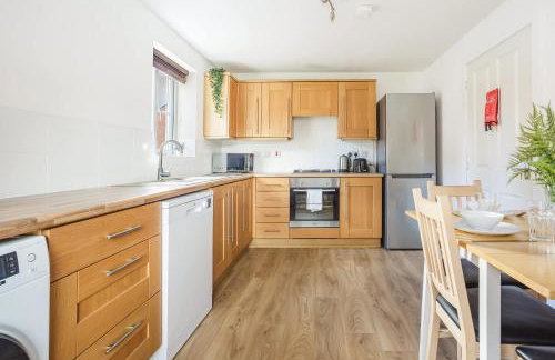 Comfortable 4 Bed Modern Townhouse with Parking - Foto 10