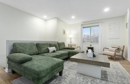 Beautiful Overland Park 3 King Bed Modern Getaway - Foto 17