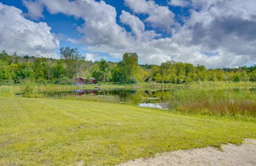 A-Frame Cabin with Furnished Deck in Becket! - Foto 34