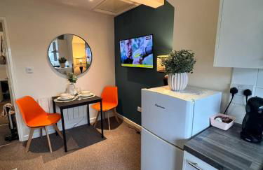 #81 Stylish Top Floor - for 2 - 10 mins to Brueton Park - " Perfect for Business Traveler and Couple - Free Parking" - Foto 18