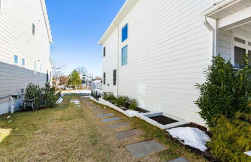 Modern 2BR Retreat, Close to DC & Airport - Photo 12