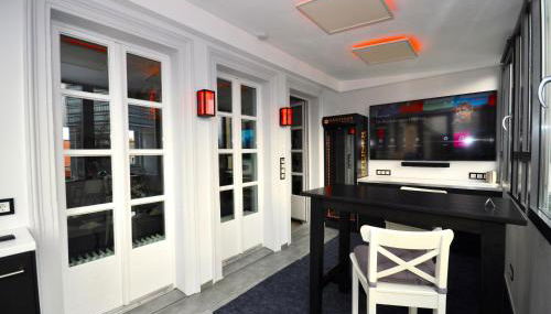 Zentral, am Park mit Parkplatz - Foto 4