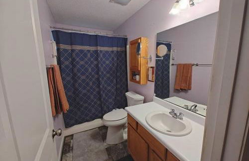 Workers Love It Here! 3 Bedroom House with screened in porch - Foto 24